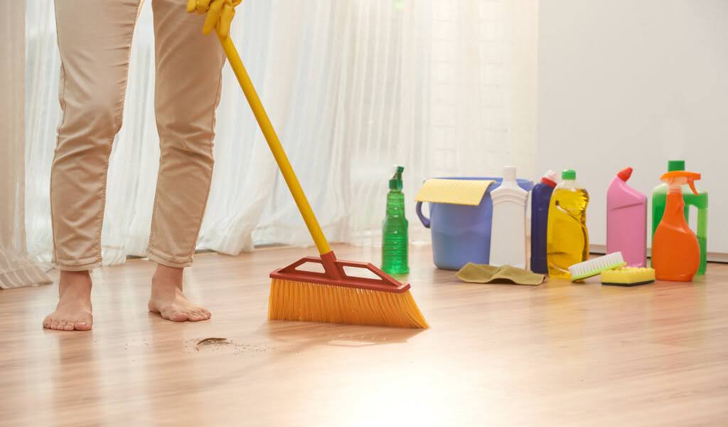 A cleaner with hardwood floor’s cleaning essentials